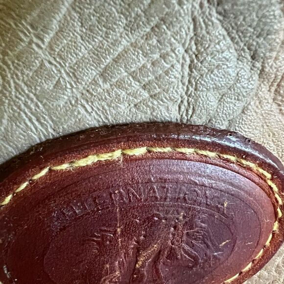 Vintage International All Weatherwear  Tan Leather  Zippered Handbag. - Picture 10 of 10